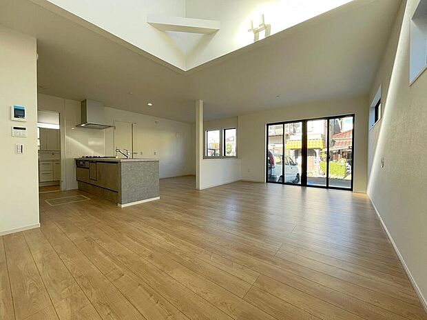 ◆南向きの大きな窓から明るい陽射しがたっぷり入ります。一日を通して陽射しをしっかり取り込んでくれる2面採光なので、夜まで照明いらずで過ごせます♪