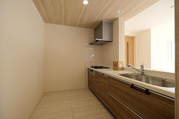 ◆人気の対面式キッチン。お食事の準備をしながらでもご家族とのコミュニケーションを楽しめます♪ぜひご見学の際にはキッチンに立ち、生活をイメージしてください。