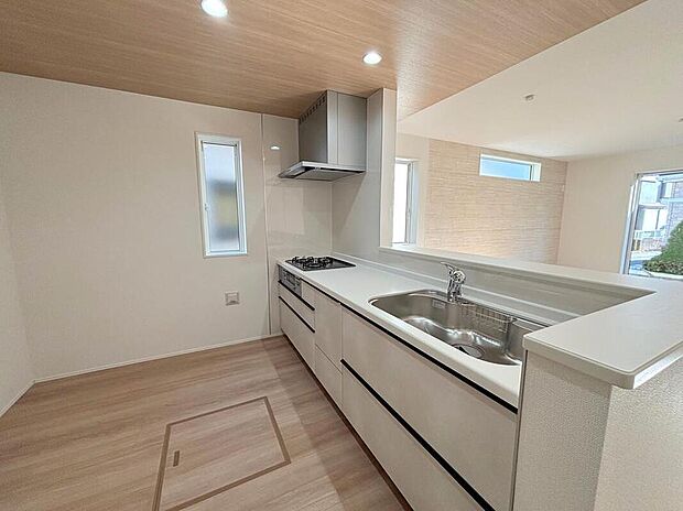 ◆人気の対面式キッチン。お食事の準備をしながらでもご家族とのコミュニケーションを楽しめます♪ぜひご見学の際にはキッチンに立ち、生活をイメージしてください。