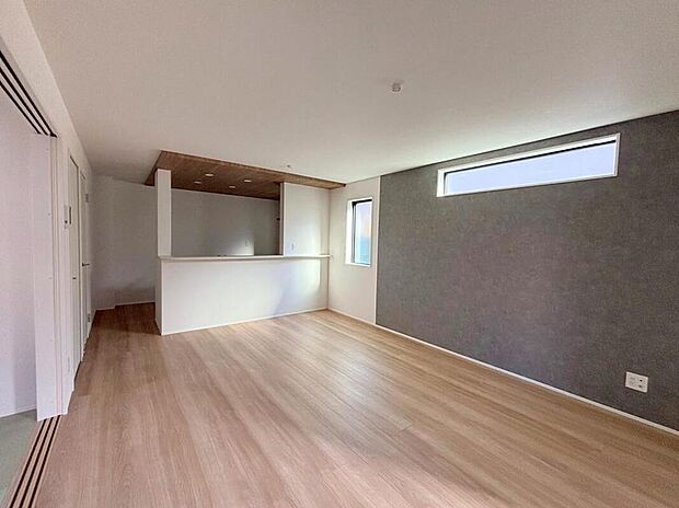 ◆南向きの大きな窓から明るい陽射しがたっぷり入ります。一日を通して陽射しをしっかり取り込んでくれる2面採光なので、夜まで照明いらずで過ごせます♪