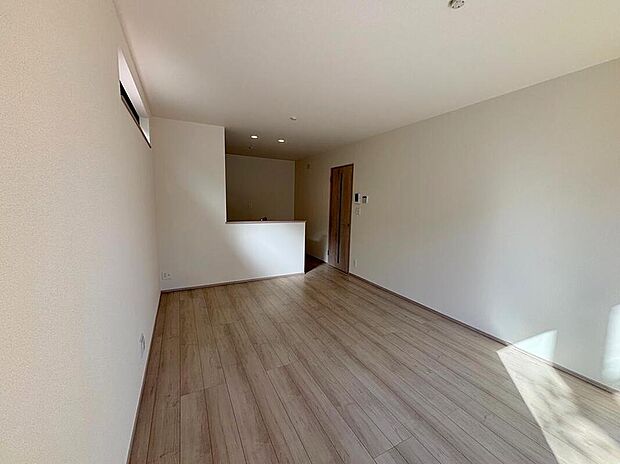 ◆南向きの大きな窓から明るい陽射しがたっぷり入ります。一日を通して陽射しをしっかり取り込んでくれる2面採光なので、夜まで照明いらずで過ごせます♪