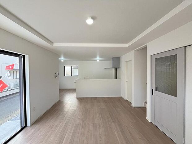 ◆リビングを温かく居心地の良い空間にしてくれる木目調の柔らかな風合い。休日はご家族みんなの癒しや憩いの場となってくれます♪