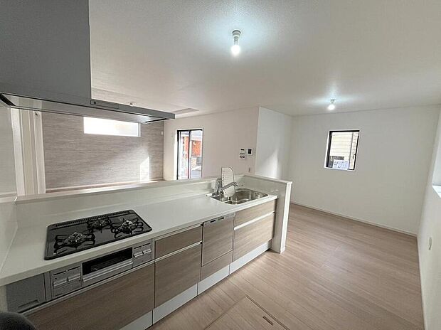 ◆人気の対面式キッチン。お食事の準備をしながらでもご家族とのコミュニケーションを楽しめます♪ぜひご見学の際にはキッチンに立ち、生活をイメージしてください。