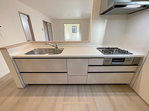 ◆人気の対面式キッチン。お食事の準備をしながらでもご家族とのコミュニケーションを楽しめます♪ぜひご見学の際にはキッチンに立ち、生活をイメージしてください。