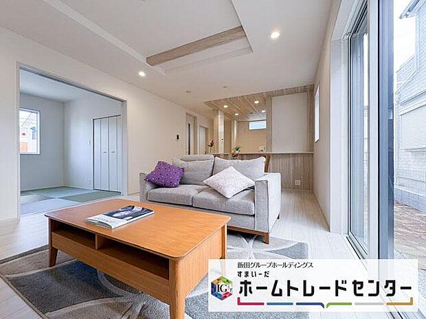 ◆南向きの大きな窓から明るい陽射しがたっぷり入ります。一日を通して陽射しをしっかり取り込んでくれる2面採光なので、夜まで照明いらずで過ごせます♪