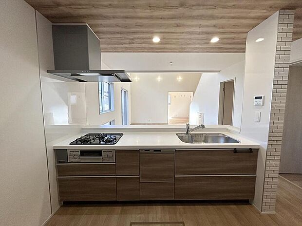 ◆人気の対面式キッチン。お食事の準備をしながらでもご家族とのコミュニケーションを楽しめます♪ぜひご見学の際にはキッチンに立ち、生活をイメージしてください。