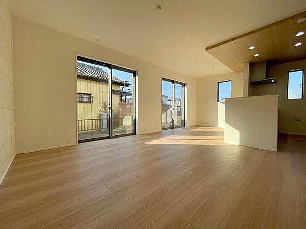 ◆大きな窓は遮音性に優れたペアガラスの窓となっています。リビングでたくさんはしゃいで遊んでも、お子様の声を気にしなくて大丈夫です♪