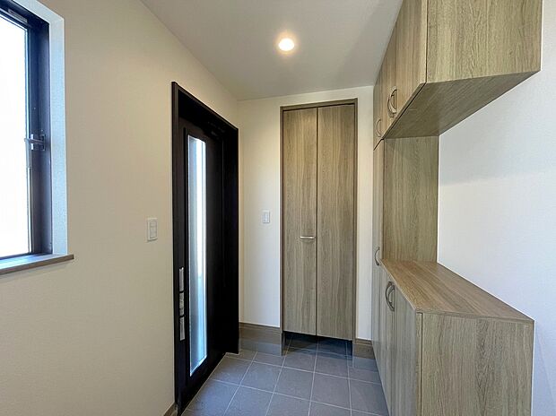 ◆お家で出会う人々を迎える玄関だからこそ、広々清潔感あふれる空間にしたいものです。採光・通風にも配慮された設計で毎日明るい空間をキープします♪