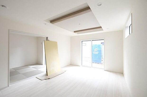 ◆リビングを温かく居心地の良い空間にしてくれる木目調の柔らかな風合い。休日はご家族みんなの癒しや憩いの場となってくれます♪