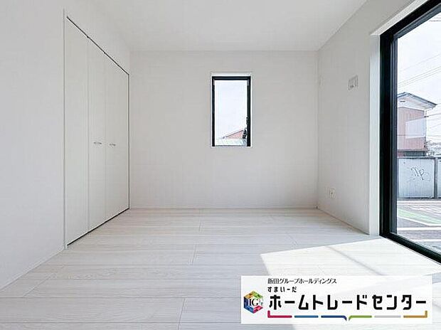 ◆リビングと隣接したお部屋では、ゴロゴロする、お子様を寝かせる、客間として利用するなど、ライフスタイルに合わせて変化をもたらすことができます。