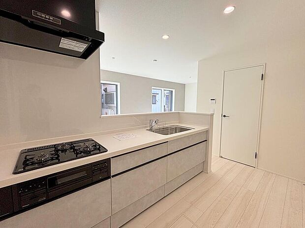 ◆人気の対面式キッチン。お食事の準備をしながらでもご家族とのコミュニケーションを楽しめます♪ぜひご見学の際にはキッチンに立ち、生活をイメージしてください。