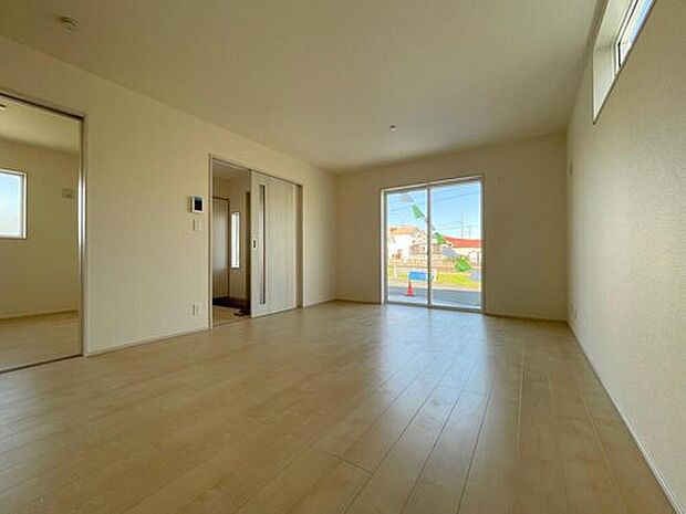 ◆南向きの大きな窓から明るい陽射しがたっぷり入ります。一日を通して陽射しをしっかり取り込んでくれる2面採光なので、夜まで照明いらずで過ごせます♪