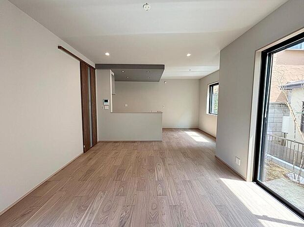 ◆大きな窓は遮音性に優れたペアガラスの窓となっています。リビングでたくさんはしゃいで遊んでも、お子様の声を気にしなくて大丈夫です♪