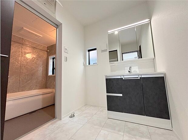 ◆洗面スペースはお掃除やメンテナンスが楽にできる様に設計されております。ドラム式の洗濯機を配置しても十分なスペースを確保した設計となっております。