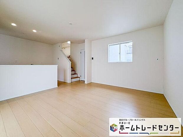◆リビングを温かく居心地の良い空間にしてくれる木目調の柔らかな風合い。休日はご家族みんなの癒しや憩いの場となってくれます♪