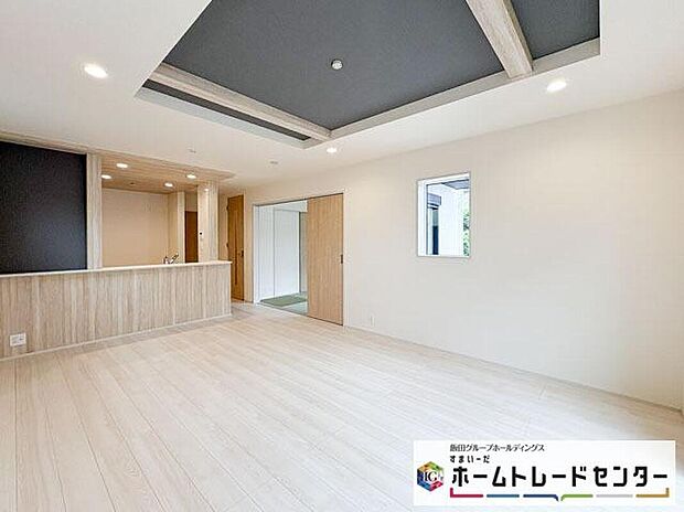 ◆南向きの大きな窓から明るい陽射しがたっぷり入ります。一日を通して陽射しをしっかり取り込んでくれる2面採光なので、夜まで照明いらずで過ごせます♪