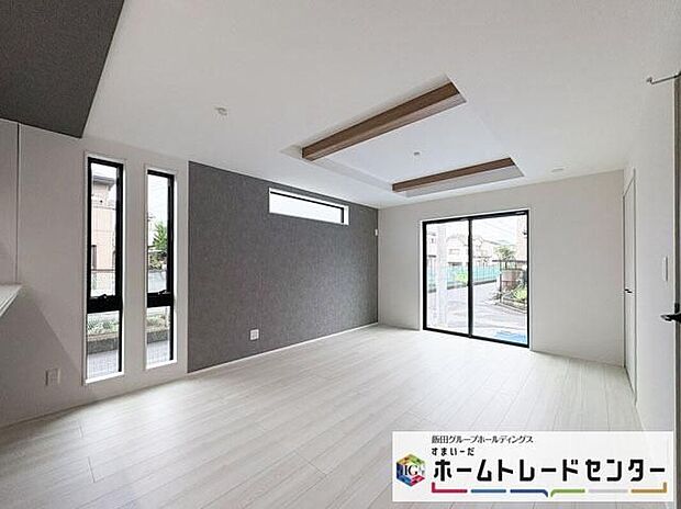 ◆南向きの大きな窓から明るい陽射しがたっぷり入ります。一日を通して陽射しをしっかり取り込んでくれる2面採光なので、夜まで照明いらずで過ごせます♪