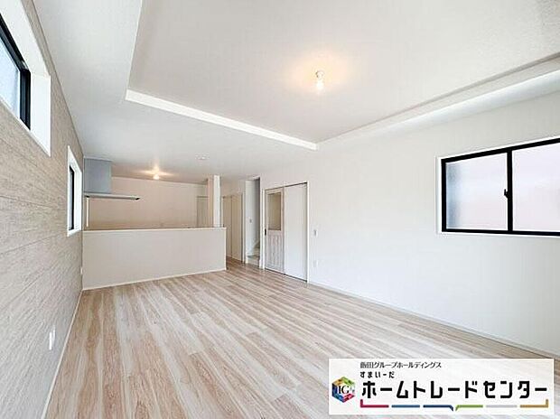 ◆リビングを温かく居心地の良い空間にしてくれる木目調の柔らかな風合い。休日はご家族みんなの癒しや憩いの場となってくれます♪