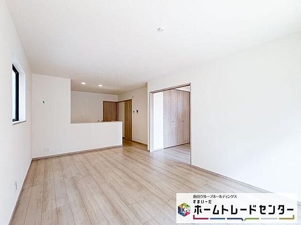◆リビングを温かく居心地の良い空間にしてくれる木目調の柔らかな風合い。休日はご家族みんなの癒しや憩いの場となってくれます♪