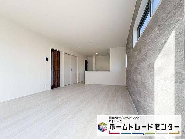 ◆南向きの大きな窓から明るい陽射しがたっぷり入ります。一日を通して陽射しをしっかり取り込んでくれる2面採光なので、夜まで照明いらずで過ごせます♪