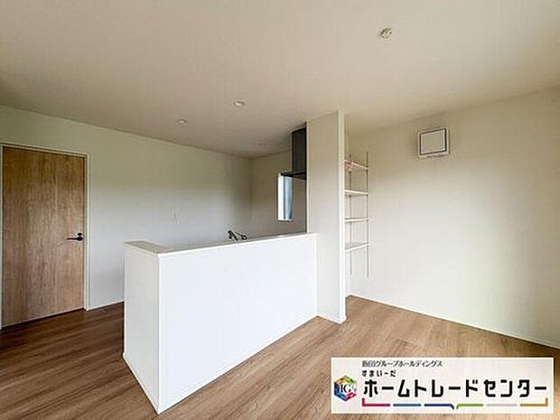 ◆リビングを見渡せる対面キッチン。ご家族との会話を楽しみながら料理ができ、毎日の家事も快適にこなせます。