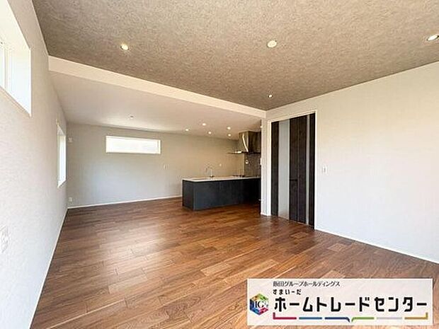 ◆リビングを温かく居心地の良い空間にしてくれる木目調の柔らかな風合い。休日はご家族みんなの癒しや憩いの場となってくれます♪