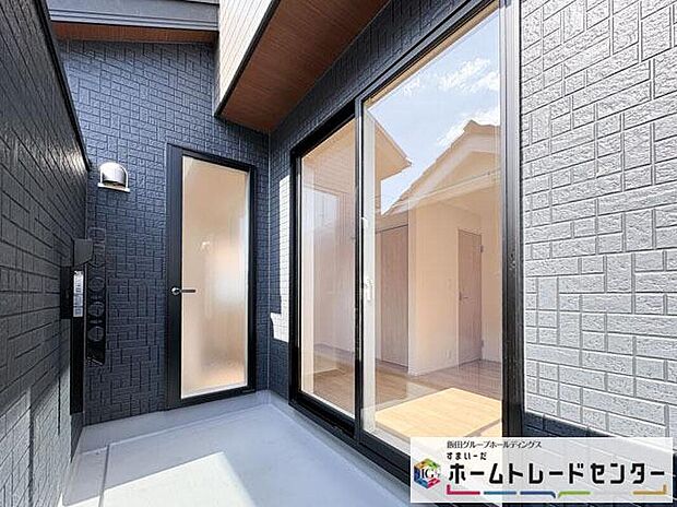 ◆南向きのバルコニーの前には雲以外に太陽を遮るものがありません。お洗濯物も乾きやすく、何より明るく気持ちのいい光が入ってきます。