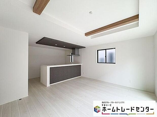 ◆南向きの大きな窓から明るい陽射しがたっぷり入ります。一日を通して陽射しをしっかり取り込んでくれる2面採光なので、夜まで照明いらずで過ごせます♪