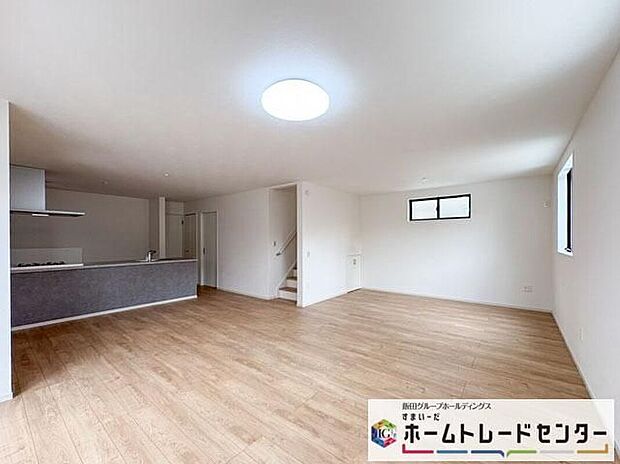 ◆南向きの大きな窓から明るい陽射しがたっぷり入ります。一日を通して陽射しをしっかり取り込んでくれる2面採光なので、夜まで照明いらずで過ごせます♪