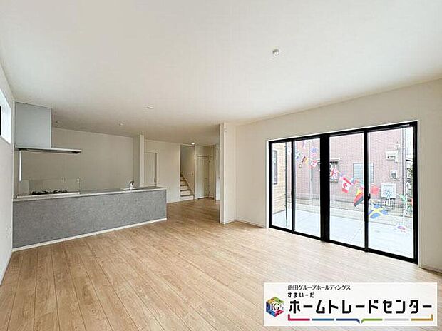 ◆リビングを温かく居心地の良い空間にしてくれる木目調の柔らかな風合い。休日はご家族みんなの癒しや憩いの場となってくれます♪