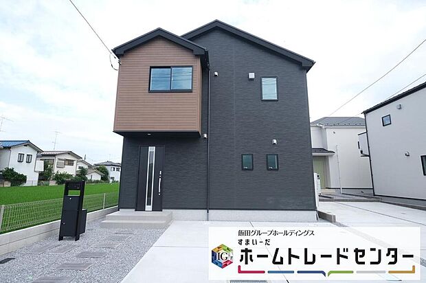 【玄関】◆TVモニター付きインターホンはカラーモニターで来訪者もひとめで分かります♪留守の間の来訪者が確認できる嬉しい録画機能付き！お子様が一人で留守番の間も安心です。