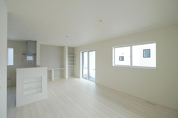 【リビング】◆LDKはご家族みんなが揃う大切な空間です♪テーブルやソファ、カーテン選び、レイアウトを考えるのも楽しいですね♪笑顔溢れる楽しい暮らしをイメージしながらご見学ください♪