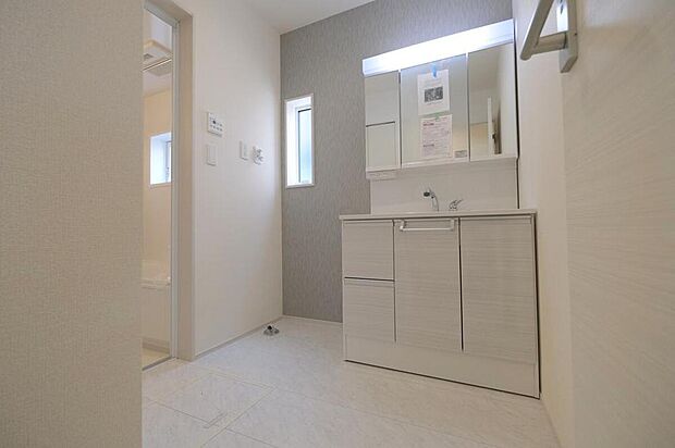 【洗面台・洗面所】◆洗面スペースはお掃除やメンテナンスが楽にできる様に設計されております。ドラム式の洗濯機を配置しても十分なスペースを確保した設計となっております。