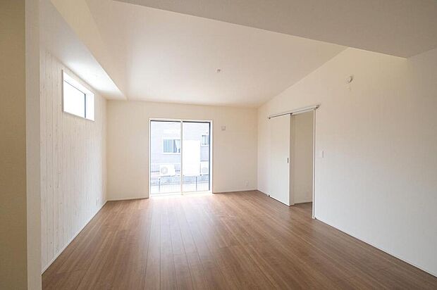 【リビング】◆大きな窓は遮音性に優れたペアガラスの窓となっています。リビングでたくさんはしゃいで遊んでも、お子様の声を気にしなくて大丈夫です♪