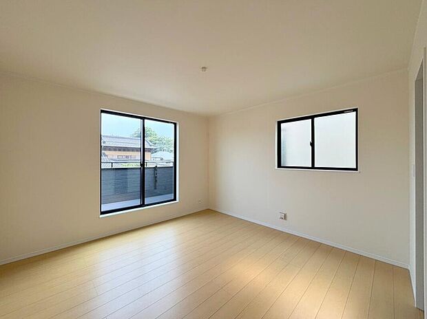 【リビング以外の居室】◆居室のサッシにはペアガラスを採用、高い断熱性による省エネと結露対策に有効です。室内を快適な空間に代えてくれます。現地の通風や採光も実際にご確認下さいませ。