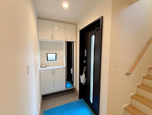 【玄関】◆お家で出会う人々を迎える玄関だからこそ、広々清潔感あふれる空間にしたいものです。採光・通風にも配慮された設計で毎日明るい空間をキープします♪