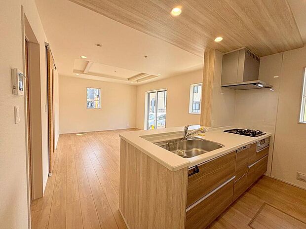 【リビング】◆大きな窓は遮音性に優れたペアガラスの窓となっています。リビングでたくさんはしゃいで遊んでも、お子様の声を気にしなくて大丈夫です♪