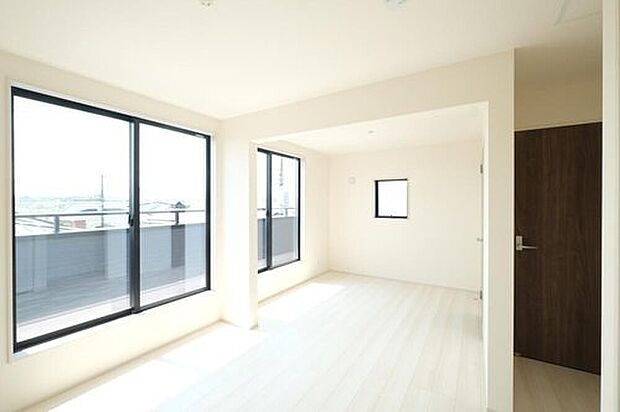 【リビング以外の居室】◆居室のサッシにはペアガラスを採用、高い断熱性による省エネと結露対策に有効です。室内を快適な空間に代えてくれます。現地の通風や採光も実際にご確認下さいませ。

