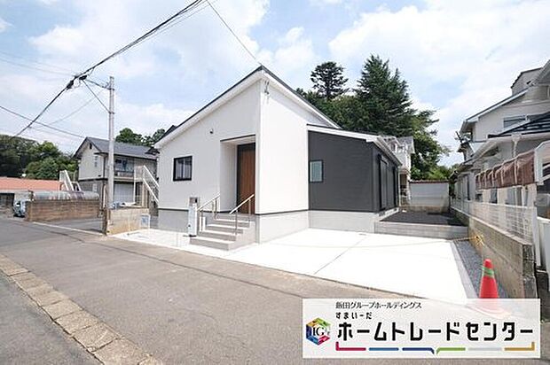 【前面道路含む現地写真】◆資料送付・ご見学即対応！建物完成しておりますので、室内ご内覧いただけます♪ご不明点等、スタッフがしっかりと説明させていただきますので、安心して現地をご覧ください♪

