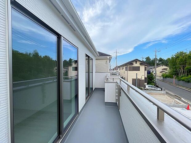 【バルコニー】◆南向きのバルコニーの前には雲以外に太陽を遮るものがありません。お洗濯物も乾きやすく、何より明るく気持ちのいい光が入ってきます。