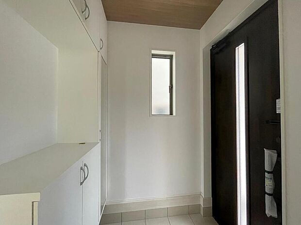 【玄関】◆お家で出会う人々を迎える玄関だからこそ、広々清潔感あふれる空間にしたいものです。採光・通風にも配慮された設計で毎日明るい空間をキープします♪