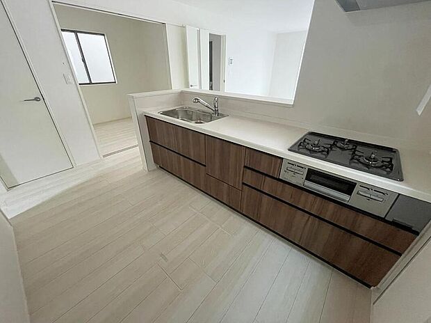 【キッチン】◆人気の対面式キッチン。お食事の準備をしながらでもご家族とのコミュニケーションを楽しめます♪ぜひご見学の際にはキッチンに立ち、生活をイメージしてください。