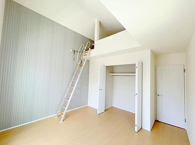 【リビング以外の居室】◆2階の各居室にはそれぞれ収納を完備！しっかりとした容量のスペースを確保しているので、お部屋は美しい空間を保てますね♪