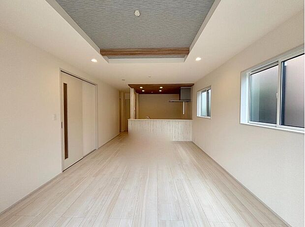 【リビング】◆大きな窓は遮音性に優れたペアガラスの窓となっています。リビングでたくさんはしゃいで遊んでも、お子様の声を気にしなくて大丈夫です♪