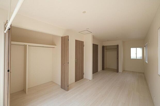 【リビング以外の居室】◆2階の各居室にはそれぞれ収納を完備！しっかりとした容量のスペースを確保しているので、お部屋は美しい空間を保てますね♪