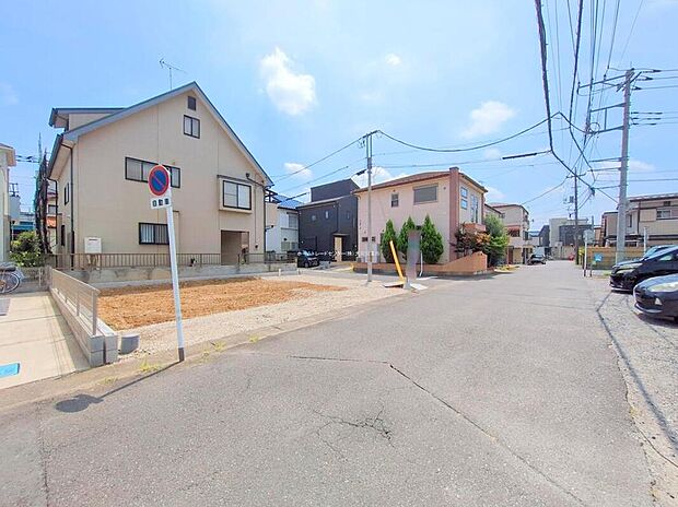 【前面道路含む現地写真】◆平日・お仕事帰りなど、いつでもご案内させていただきます！デザイン・目に見える設備面も大切ですが、耐震構造で地震に強い家の為、次代へ繋ぐ強固な住宅です。