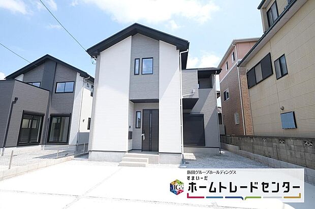 【玄関】◆TVモニター付きインターホンはカラーモニターで来訪者もひとめで分かります♪留守の間の来訪者が確認できる嬉しい録画機能付き！お子様が一人で留守番の間も安心です。