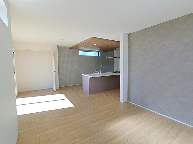 【リビング】◆リビングを温かく居心地の良い空間にしてくれる木目調の柔らかな風合い。休日はご家族みんなの癒しや憩いの場となってくれます♪