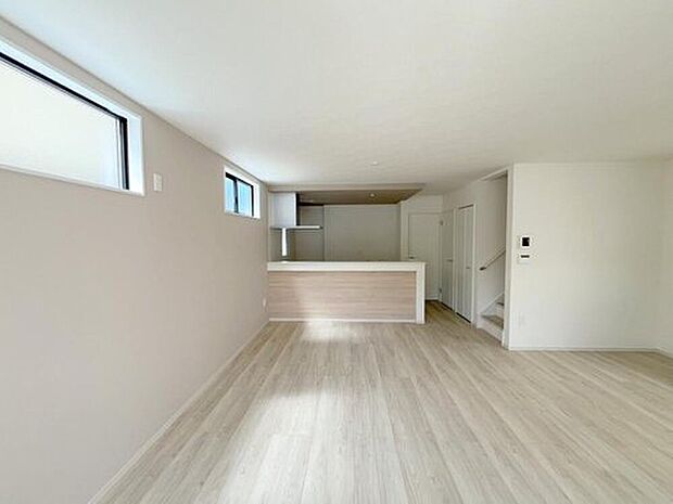 【リビング】◆南向きの大きな窓から明るい陽射しがたっぷり入ります。一日を通して陽射しをしっかり取り込んでくれる2面採光なので、夜まで照明いらずで過ごせます♪