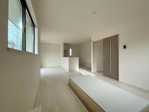 【リビング】◆リビングを温かく居心地の良い空間にしてくれる木目調の柔らかな風合い。休日はご家族みんなの癒しや憩いの場となってくれます♪